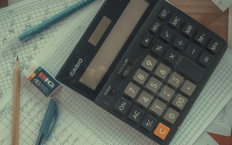 Calculadora sobre hojas de registros contables
