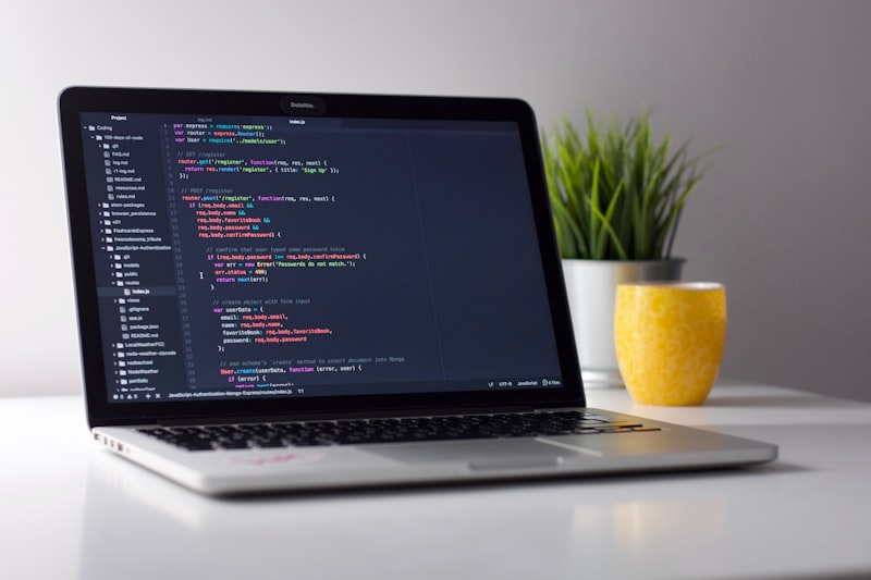Desarrollador trabajando en una aplicación